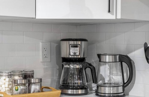 Northwest Edmonton Apartment | The Albany Hideout - Sleeps4 - QueenBed - NFLX&Wifi