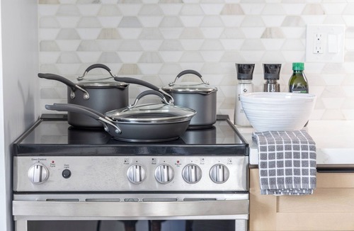 Waikiki Condo | The Aloha Studio! Free Parking