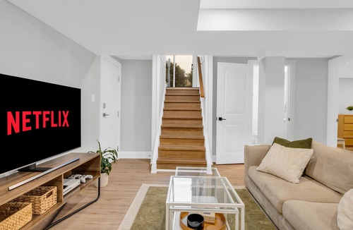 Hamilton Apartment | The Ancaster Suite - Chic & Earthy 2 Bdrm Suite