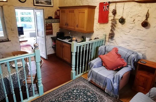 Tyn-y-Gongl Apartment | THE ANCHORAGE APARTMENT, pet friendly, with a garden in Tynygongl