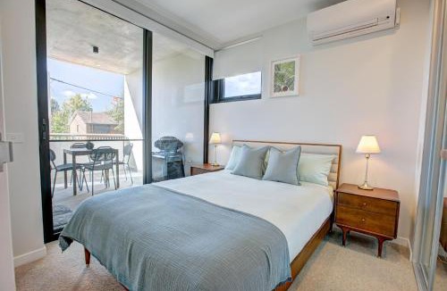 Dickson Apartment | The Aristocrat-Central Mid Century Luxe Dual Suite -2 Bed 2 Bath, Gym and Free Parking