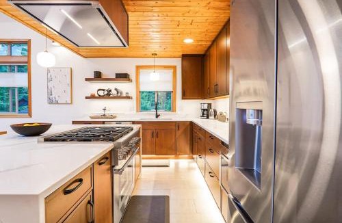 Glacier Ski Chalet | The Astor