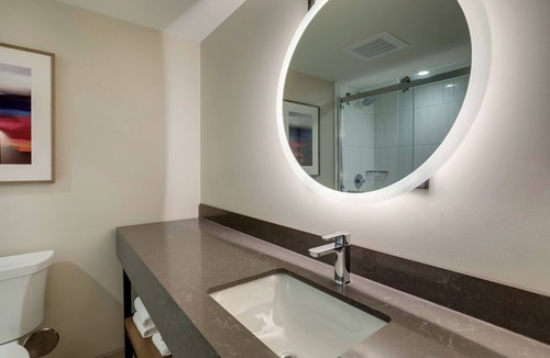 Quincy Hotel | The Atrium Hotel on Third