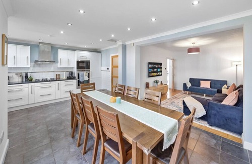 Harlington House | The Aviator 4BR 2 Bath Heathrow Parking Spacious