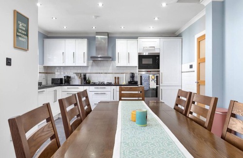 Harlington House | The Aviator 4BR 2 Bath Heathrow Parking Spacious
