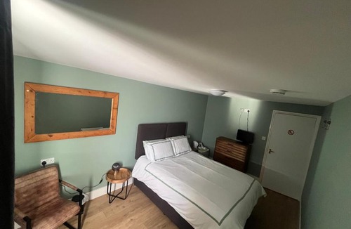 Heath and Reach Hotel | The Axe and Compass