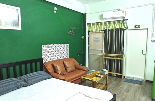 Pak Kret Hostel | The Backpacker Station