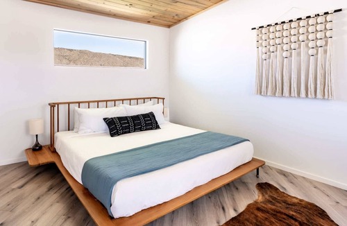 Yucca Valley Bed & Breakfast | The Balcony Room – Elevated Desert Stay