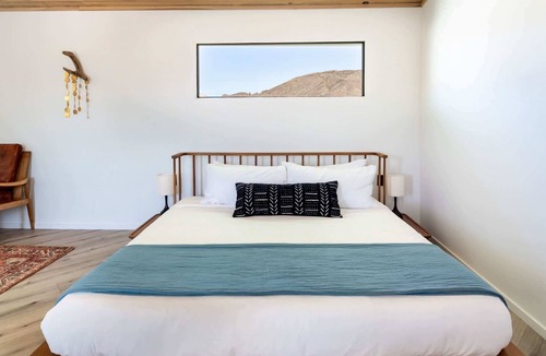 Yucca Valley Bed & Breakfast | The Balcony Room – Elevated Desert Stay