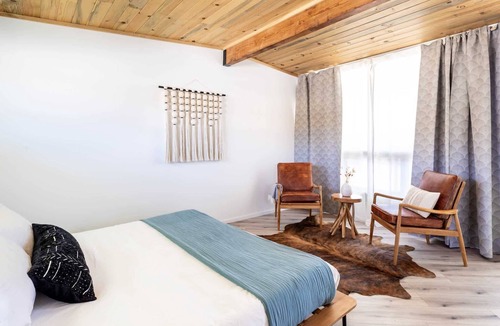 Yucca Valley Bed & Breakfast | The Balcony Room – Elevated Desert Stay