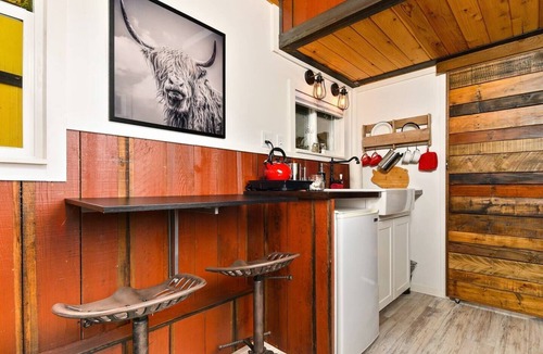 Kerns Hotel | The Barn - Custom Tiny Home w/Barn Vibe