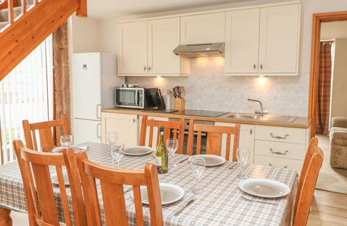 Wing Cottage | THE BARN, pet friendly, with hot tub in Milton