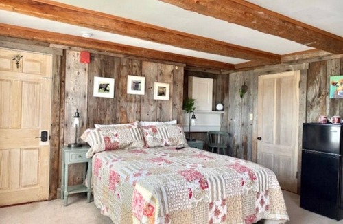North Berwick Hotel | The Barnboard Room-Unit 3- Farmstay Close to Wells, Ogunquit beach & shops