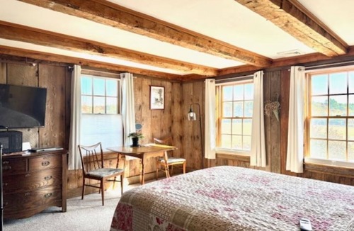 North Berwick Hotel | The Barnboard Room-Unit 3- Farmstay Close to Wells, Ogunquit beach & shops