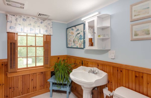 North Berwick Hotel | The Barnboard Room-Unit 3- Farmstay Close to Wells, Ogunquit beach & shops