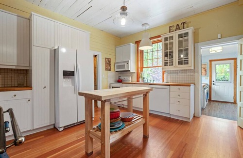 East Kootenay House | The Barracks | Hot Tub | Walk to Beach | Historic