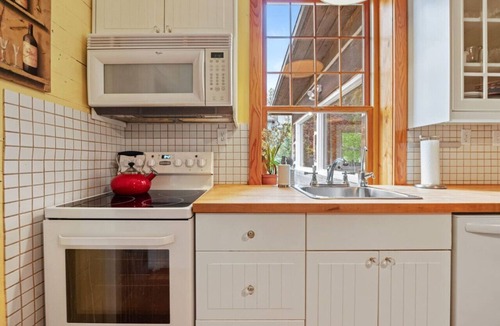 East Kootenay House | The Barracks | Hot Tub | Walk to Beach | Historic