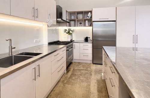 Wellington House | THE BARRACKS – THE OLD MT COOK POLICE STATION Pet friendly, free parking 4 cars