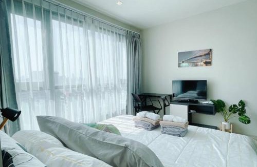 Pattaya Bay Apartment | The BASE Central PATTAYA 2BED King&Queen with Infinity Pool & Free Netflix!