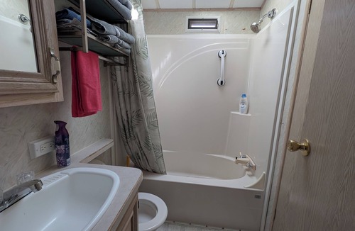 Port Clinton House | The Bass 1 bedroom +2 sofas tiny home cozy retreat boat fish/dock/ramp near