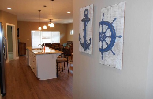Spirit Lake House | The Bayside V - Awesome 5 BR Bridges Bay Cabin backing to Community Pool!