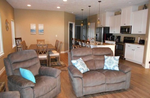 Spirit Lake House | The Bayside V - Awesome 5 BR Bridges Bay Cabin backing to Community Pool!