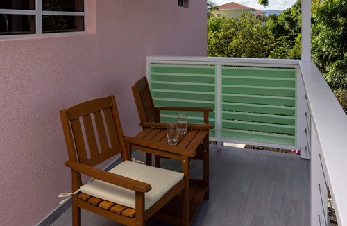 Runaway Bay Apartment | The beach, golf, everything close to our breezy, quiet, comfortable apartments.