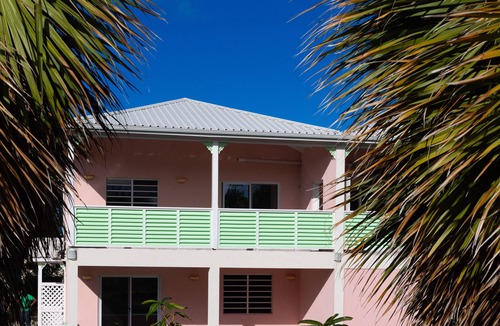 Runaway Bay Apartment | The beach, golf, everything close to our breezy, quiet, comfortable apartments.