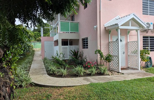 Runaway Bay Apartment | The beach, golf, everything close to our breezy, quiet, comfortable apartments.