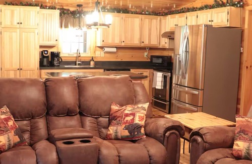 Saxton Cabin | The Bear Den - Spacious Cabin with Covered Boat Storage 5 miles to Raystown Lake