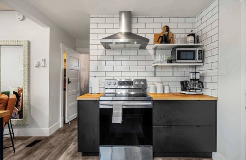 Drumheller House | The Bedrock | Modern Charm | Sleeps Guests | NEW