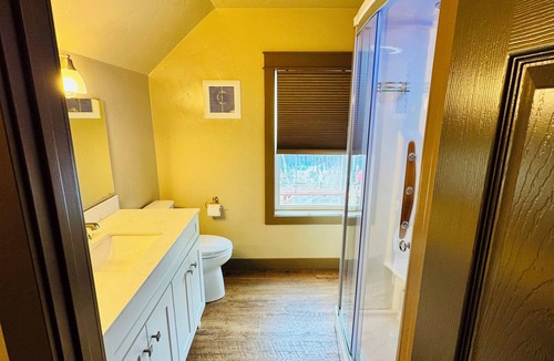 Friday Harbor Condo | The Bee Hive - Heart of Friday Harbor - 2BR Condo, WiFi, AC, Walk to Everything!