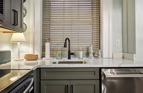 West Suburb Apartment | The Bell-Smith Suite at Historic Indigo House with Garden near Rupp Arena