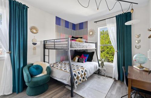 Fifth Ward Apartment | The Bentley Condotel, Heart of Walkers Point with Garage, Yard