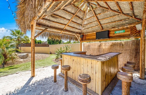 Bermuda Dunes House | The Bentley Estate: Festivals, Karaoke, Grotto, Sauna, Putting Green, BBQ!