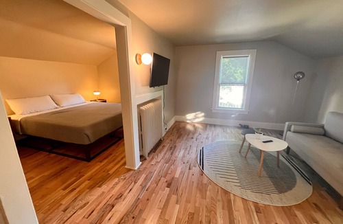 Erie House | The Big Farm House. 3 Miles to Presque Isle.