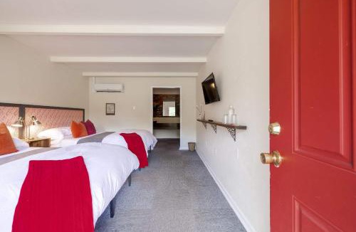 Canaan Valley Hotel | The Billy Motel Double Room with Retro Charm