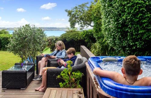 Kawaha Point House | The Bird House - Kawaha Point, Rotorua. Stylish six bedroom home with space, views and relaxed atmosphere