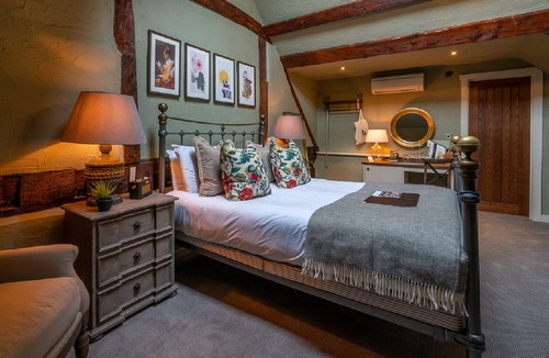 Knowl Hill Hotel | The Bird In Hand