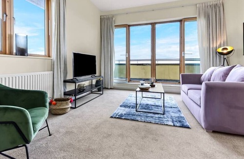 Milton Keynes Condo | The Birds Nest Spacious, Modern Flat with Views