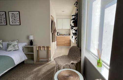 Newton St Loe Apartment | The Bit On The Side, Private Studio, Own Entrance, Free Driveway Parking, 10 min Drive to Bath, Cheap EV point