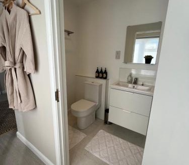 Newton St Loe Apartment | The Bit On The Side, Private Studio, Own Entrance, Free Driveway Parking, 10 min Drive to Bath, Cheap EV point