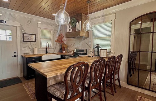 Hermann House | The Black Magnolia - downtown with a charming patio to enjoy