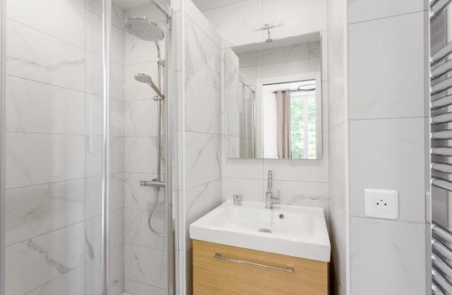 Notre-Dame-des-Champs Apartment | The black Swan
