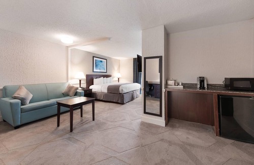 Blue Ash Hotel | The Blu Hotel Blue Ash Cincinnati, an Ascend Collection Hotel