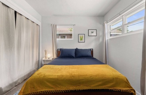 Gainesville House | The Blue Burrow (right)-UF/Cozy
