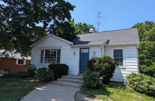Courtice House | The Blue Door Retreat. Cottage style living in the city!