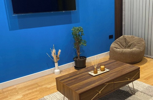 Cheetham Hill Apartment | The Blue Loft - Modern City Apartment