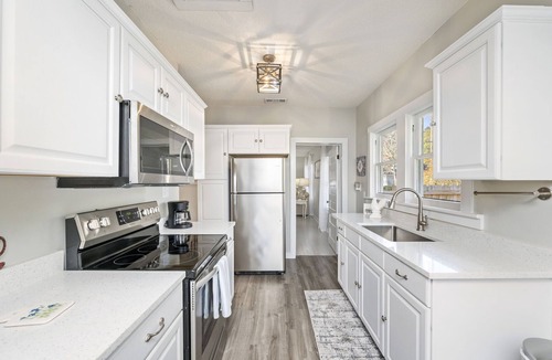 Crestview House | The Blue Pearl near Downtown Crestview