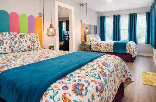 Davis House | The Bluebird Cottage Style Cabin with Hot Tub near Turner Falls and Casinos